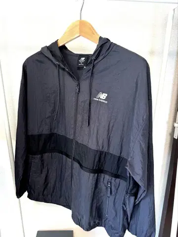 New Balance 후드 부착 자켓 블랙