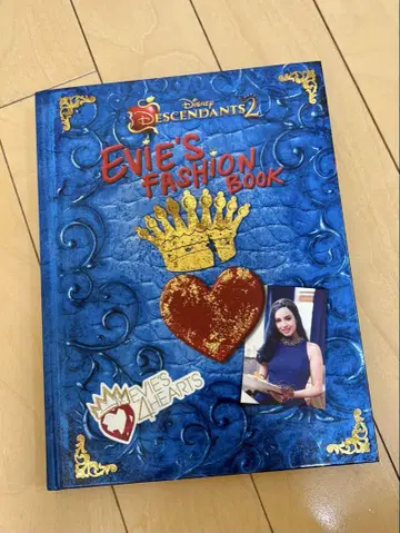 Evie's Fashion Book Disney Descendants2