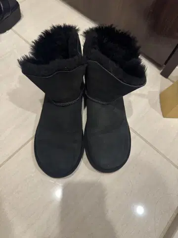 블랙 어그 부츠 퍼 부착