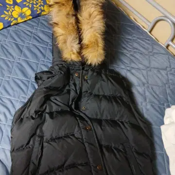 퍼 달린 블랙 다운 베스트