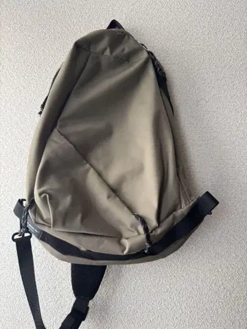 카키 슬림 바디백