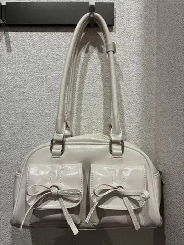 화이트 핸드백 합성 피혁