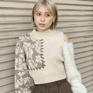 MURUA 숄더 플라워 샤기 니트