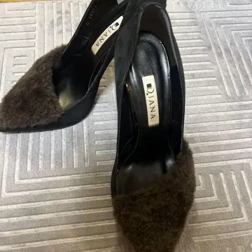 DIANA 블랙 스웨이드 퍼 하이힐 23cm