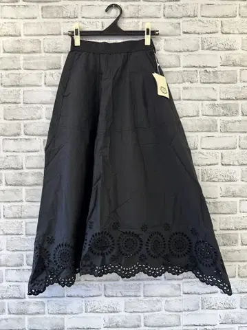 블랙 자수 롱 스커트