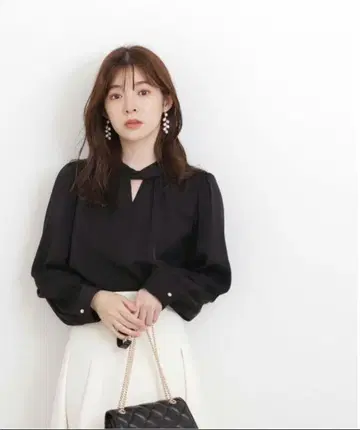 프로포션 바디 드레싱 키 넥 스탠드 블라우스