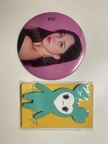 MINA 캔뱃지와 파란색 캐릭터 세트