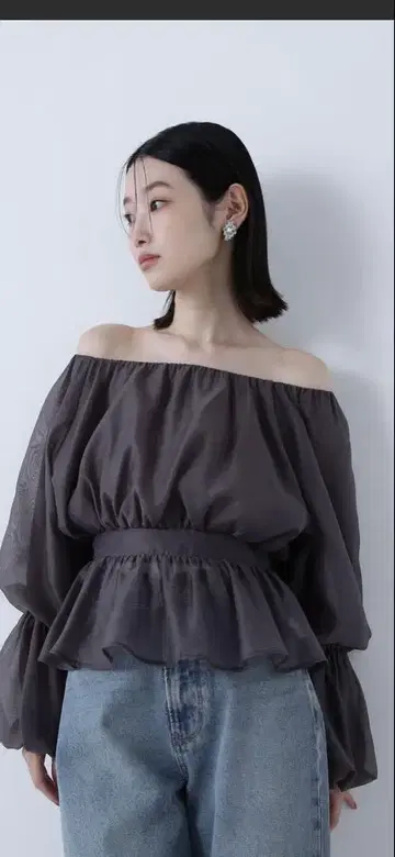 오프숄더 다크 그레이 셔츠