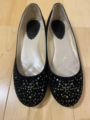 marie femme 비쥬 장식 블랙 플랫슈즈