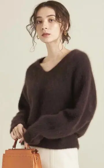 뷰티앤유스 헤어리 V넥 니트 풀오버