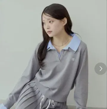 Chico 자수 장식 카라 부착 폴로 니트 그레이