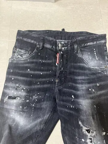 다크 그레이 페인트 가공 데님 청바지