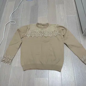 베이지 레이스 장식 긴팔 니트 스웨터