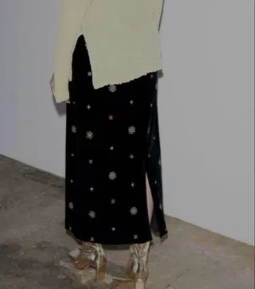 아메리 스커트 GLITTER EMBROIDERY VELOUR SKIRT
