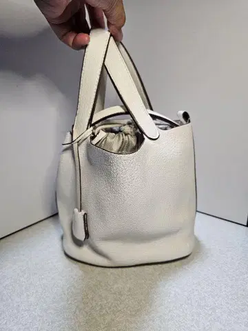 컨디션 최상 화이트 가죽 백 폭 19cm