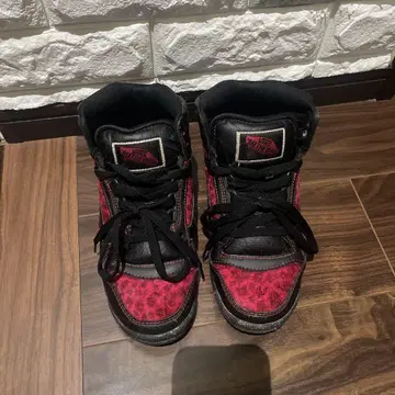 VANS 빨간색 레오파드 무늬 스니커즈