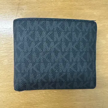 Michael Kors 이단 접이식 지갑