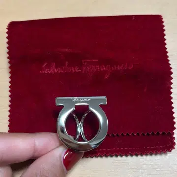 새상품급 Salvatore Ferragamo 실버 스카프 반지
