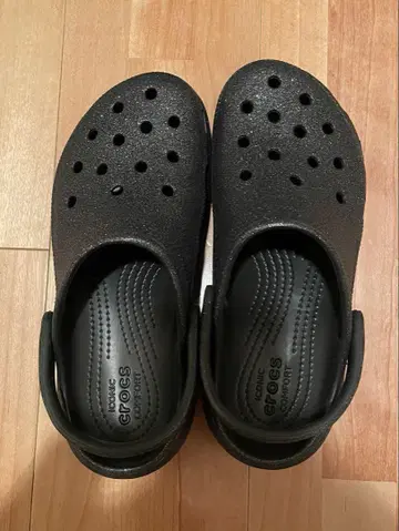 Crocs 블랙 통굽 글리터 샌들