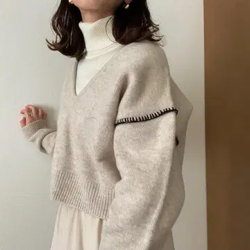 NEUNA 배색 핸드 스티치 와이드 V넥 니트
