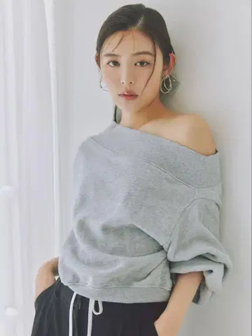 SNIDEL 원숄더 로고 맨투맨 GRY