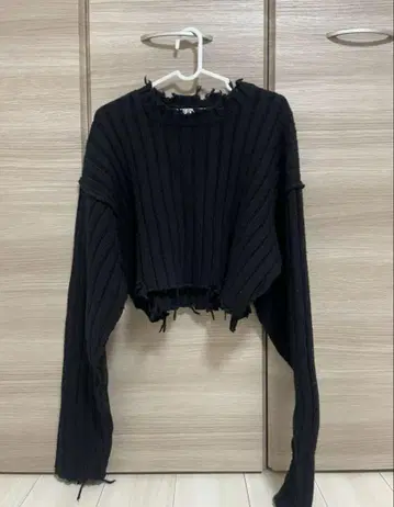 perverze 데미지 니트 블랙 리브 크롭 스웨터