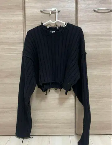 perverze 데미지 니트 블랙 리브 크롭 스웨터