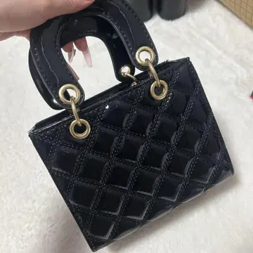 블랙 에나멜 퀼팅 핸드백