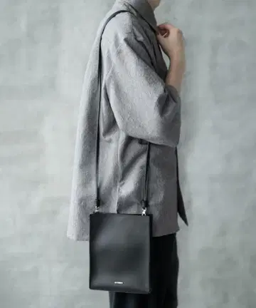 HARE 컴팩트 백 블랙 계열