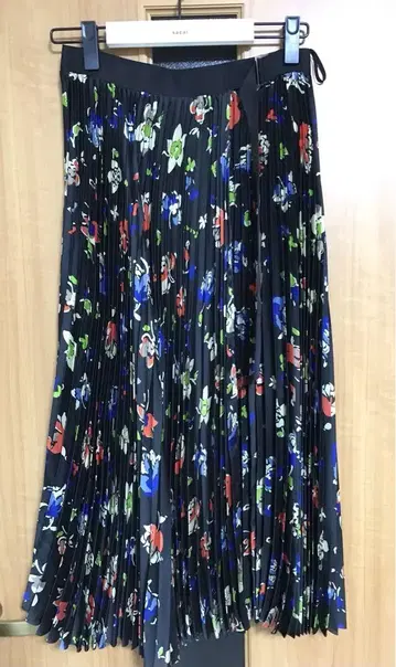 새상품급 22AW sacai 사카이 Flower Print Skirt