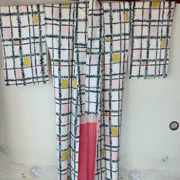 체크 무늬 기모노 빨간색 노랑 악센트