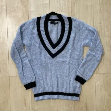 LAUTREAMONT 블루 블랙 V넥 니트