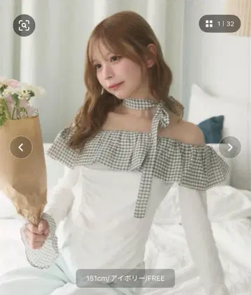 깅엄 프릴 오프숄더 상의