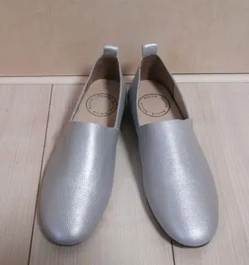 미사용 hocco 호코 플랫 슈즈 천연 가죽 실버 23.5cm