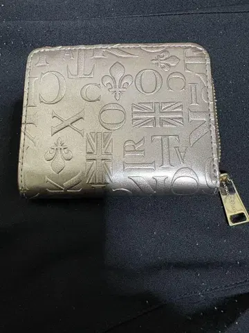 골드 엠보싱 가공 이단 접이식 지갑