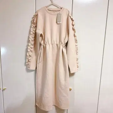 새상품 프릴과 펄 슬리브 분또 소재 원피스