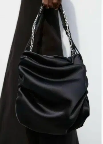 택 포함 새상품 완판템 ZARA 새틴 이펙트 숄더백 블랙