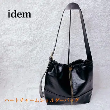 idem 하트 참 숄더백 블랙