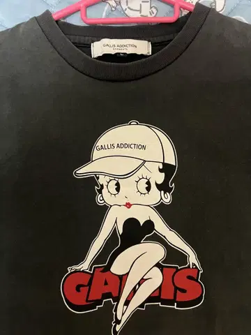 GALLIS ADDICTION 캐릭터 T셔츠 블랙