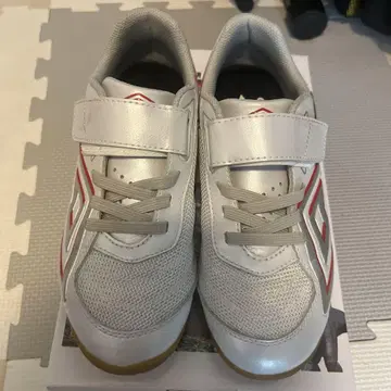Umbro 실버/레드 스니커즈 21cm