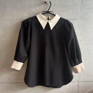 TIARA 카라 부착 바이컬러 블라우스