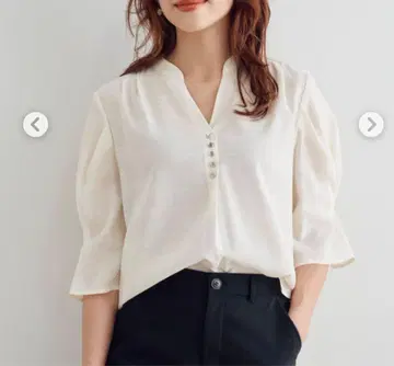 스트라 아이보리 V넥 버튼 포함