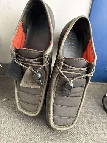Clarks 왈라비 다운 스니커즈