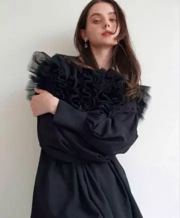 정품 acka. tulle off shoulder blouse 블랙