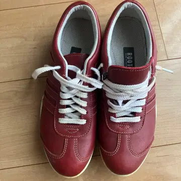 ROOTS 빨간색 가죽 스니커즈
