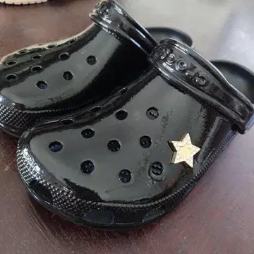 Crocs 유광 블랙 클로그 샌들 M 8 / W 10