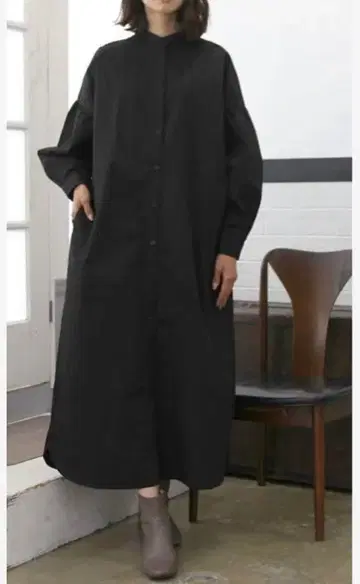TEANY 블랙 스탠드 카라 셔츠 원피스