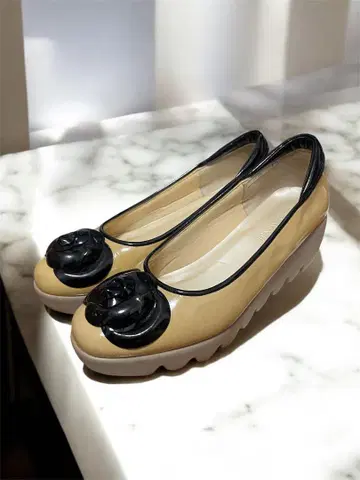힐즈베뉴 까멜리아 웨이브 밑창 펌프스 23.5cm 베이지