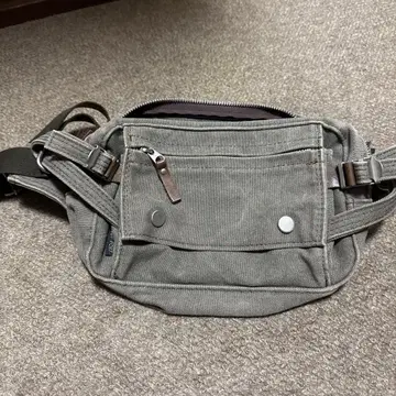 그레이 캔버스 바디백 BAGGY PORT