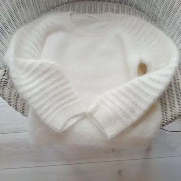 하얀 복슬복슬한 모헤어 스웨터